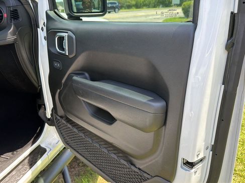 Used 2024 Jeep Gladiator Rubicon w/ Convenience Group AWD/4WD image 14