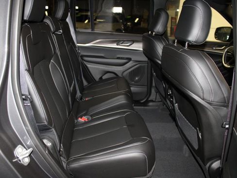 New 2025 Jeep Grand Cherokee Limited w/ Luxury Tech Group II image 34