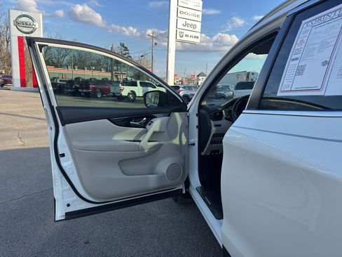 Used 2022 Nissan Rogue Sport SV image 18