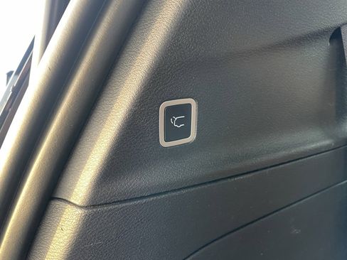 Used 2025 Chrysler Pacifica Limited image 37