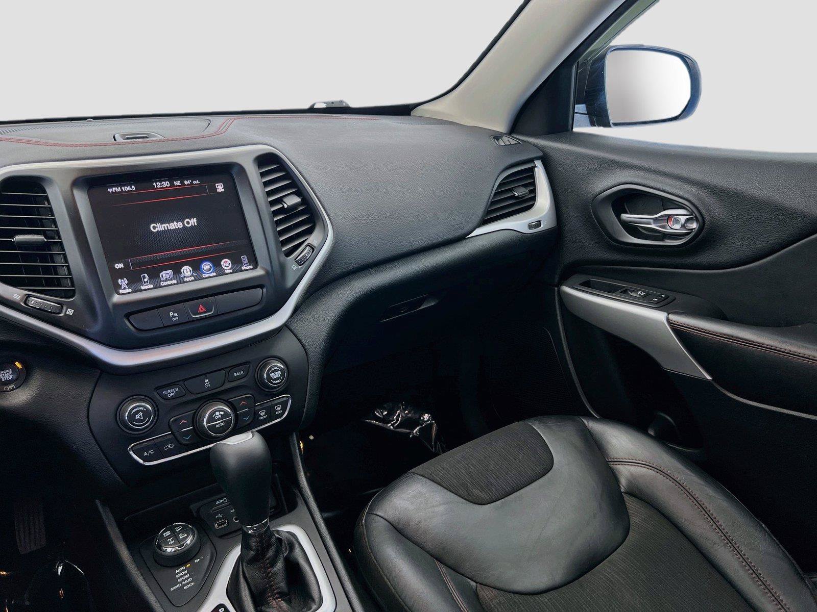 Used 2018 Jeep Cherokee Trailhawk w/ Comfort/Convenience Group AWD/4WD image 23