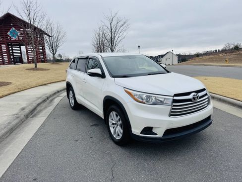 Used 2016 Toyota Highlander LE image 3