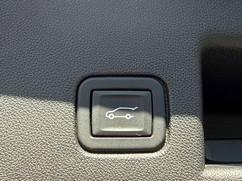 Used 2023 Chevrolet Equinox LT w/ Driver Convenience Package AWD/4WD image 19