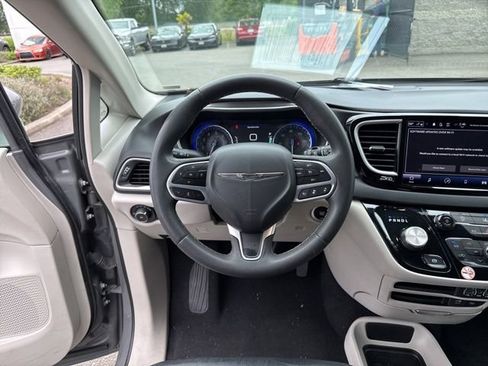 Used 2022 Chrysler Pacifica Touring-L FWD image 17