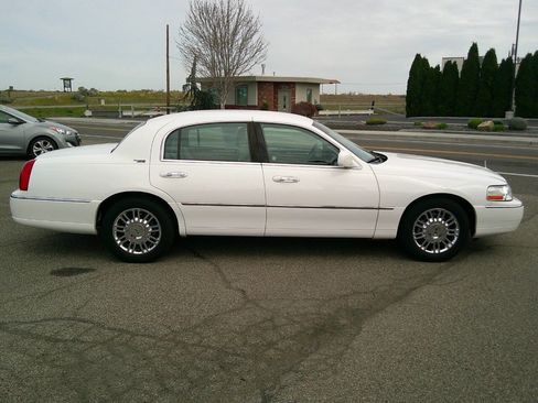 Used 2009 Lincoln Town Car Signature Limited image 8