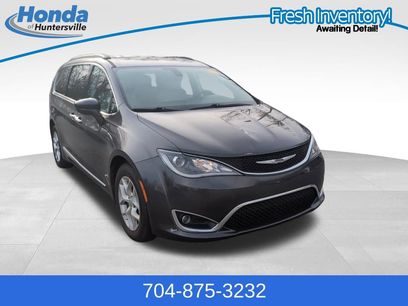 Used 2017 Chrysler Pacifica Touring-L w/ Tire & Wheel Group
