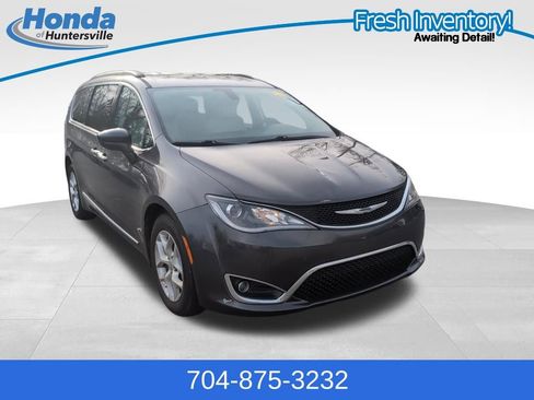 Used 2017 Chrysler Pacifica Touring-L w/ Tire & Wheel Group image 1