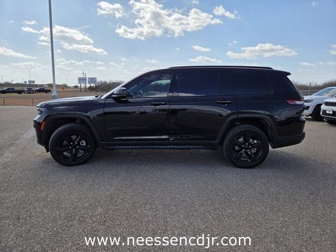 Used 2024 Jeep Grand Cherokee L Limited w/ Black Appearance Package image 4
