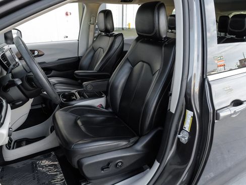 Used 2020 Chrysler Voyager Lxi image 4