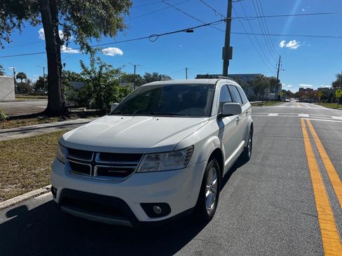 Used 2019 Dodge Journey SE w/ Premium Group FWD image 3
