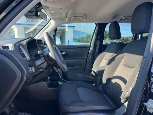 Used 2023 Jeep Renegade Latitude AWD/4WD image 3