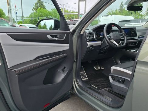 Used 2025 Volkswagen Atlas Peak Edition SE AWD/4WD image 56