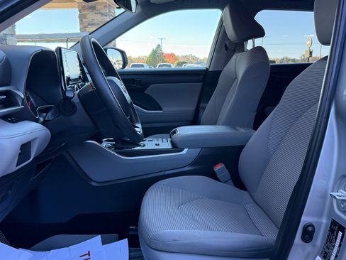 Used 2021 Toyota Highlander L image 10