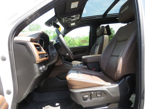 Used 2023 Chevrolet Suburban High Country w/ Premium Package 2 AWD/4WD image 10