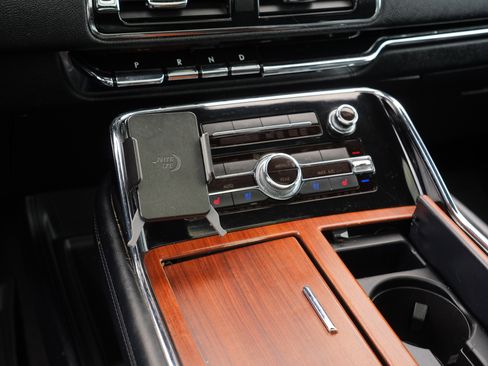 Used 2019 Lincoln Navigator Reserve image 23