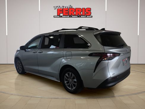 Used 2023 Toyota Sienna LE AWD/4WD image 3