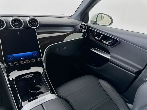 Used 2025 Mercedes-Benz GLC 300 image 23