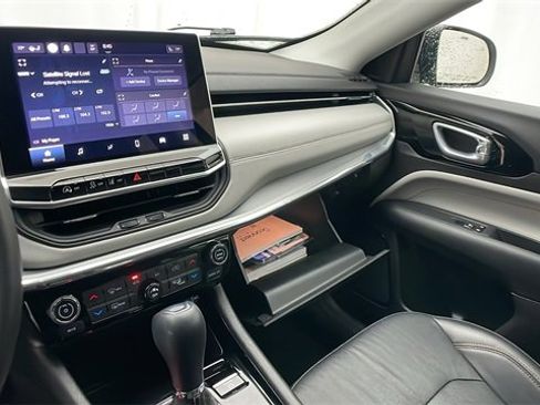 Used 2022 Jeep Compass Limited image 17