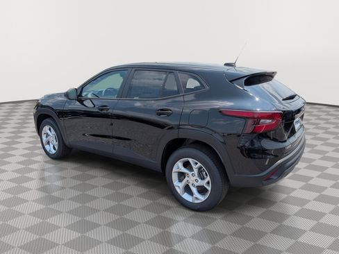 New 2026 Chevrolet Trax LS w/ LS Convenience Package FWD image 2