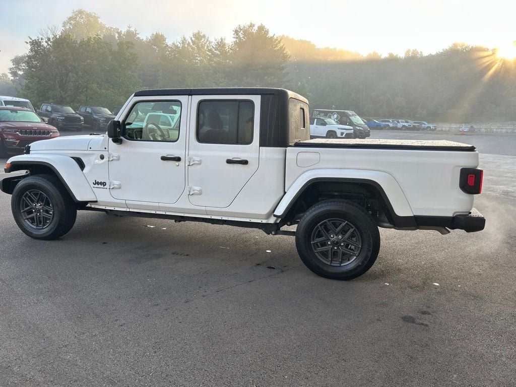 Used 2024 Jeep Gladiator Sport AWD/4WD image 4