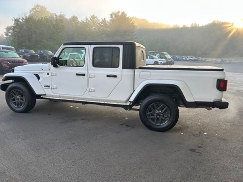 Used 2024 Jeep Gladiator Sport AWD/4WD image 4