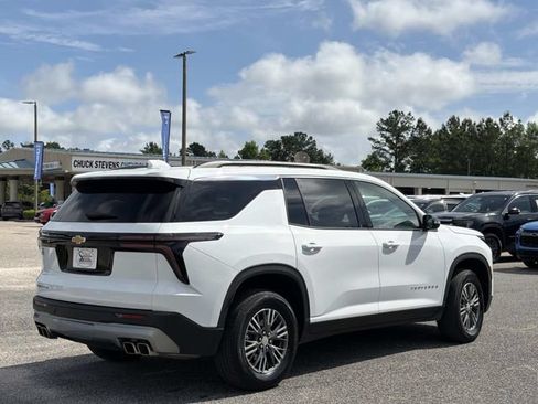 Used 2025 Chevrolet Traverse LT FWD image 5