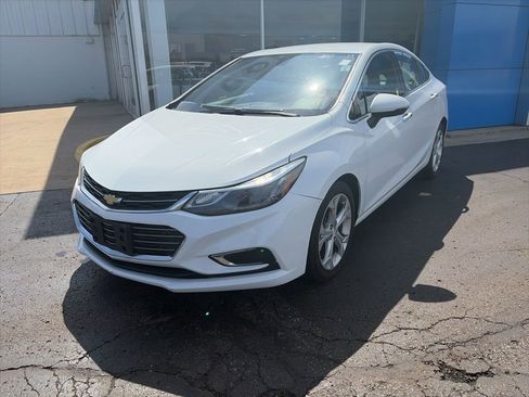 Used 2018 Chevrolet Cruze Premier FWD image 2