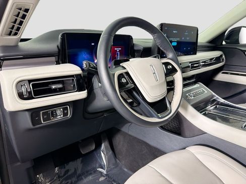Used 2025 Lincoln Aviator 2WD image 9