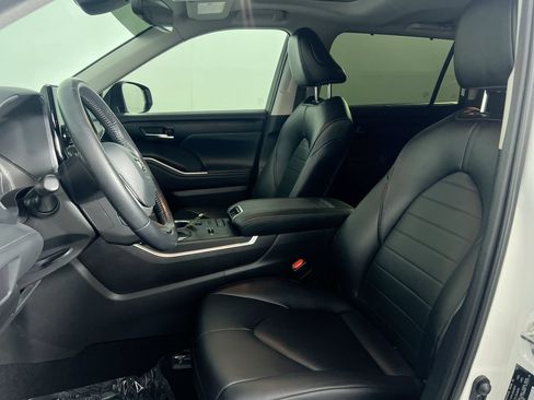 Used 2022 Toyota Highlander XLE FWD image 12