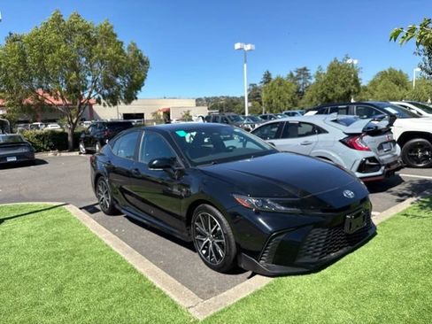 Used 2025 Toyota Camry SE FWD image 1