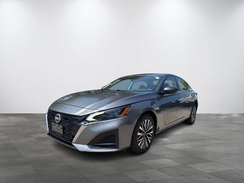 Used 2024 Nissan Altima 2.5 SV FWD image 3