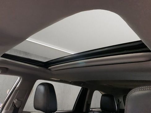 Used 2018 Toyota Highlander SE image 10