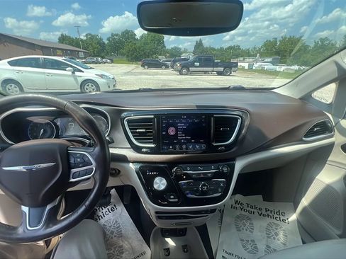 Used 2018 Chrysler Pacifica Touring-L Plus FWD image 23