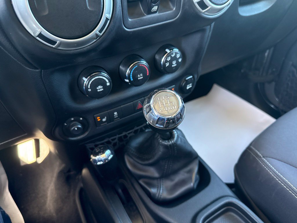 Used 2017 Jeep Wrangler Unlimited Sahara w/ Connectivity Group AWD/4WD image 2
