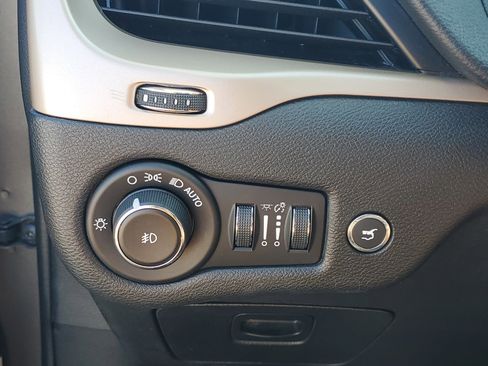 Used 2018 Jeep Cherokee Limited FWD image 22