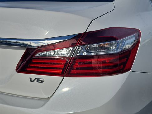 Used 2017 Honda Accord EX-L image 8