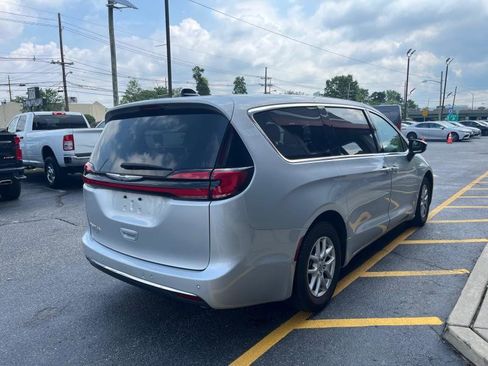 Used 2023 Chrysler Pacifica Touring-L image 7