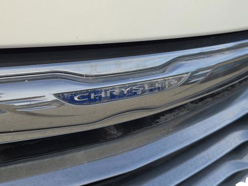 Used 2011 Chrysler Town & Country Touring-L image 4