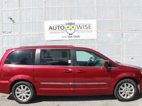 Used 2013 Chrysler Town & Country Touring image 3