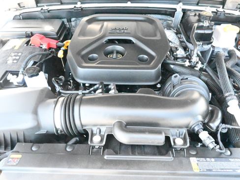 Used 2025 Jeep Wrangler Unlimited Sahara w/ Safety Group AWD/4WD image 33