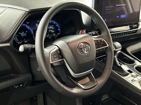 Used 2025 Toyota Sienna Limited image 15