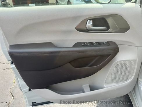 Used 2017 Chrysler Pacifica Touring-L FWD image 10