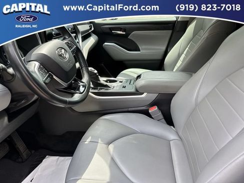 Used 2021 Toyota Highlander XLE AWD/4WD image 19