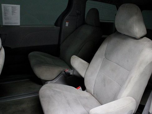Used 2015 Toyota Sienna L image 20