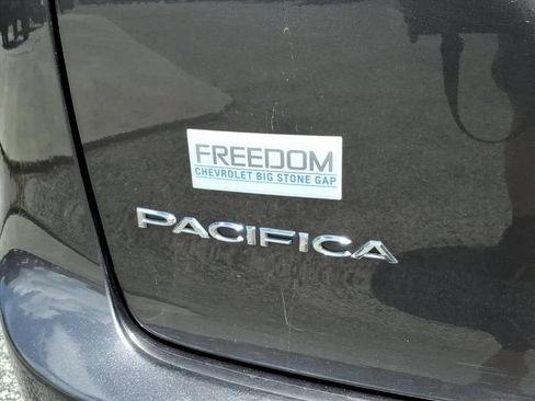 Used 2023 Chrysler Pacifica Touring-L FWD image 5