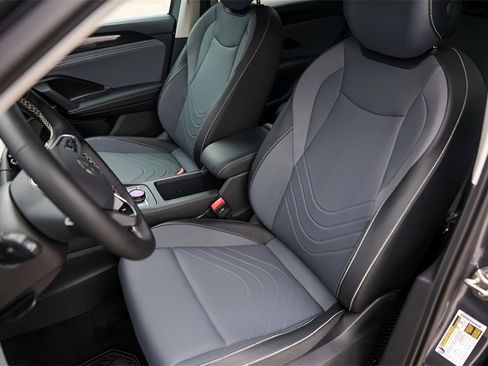 Used 2025 Volkswagen Tiguan SE image 9