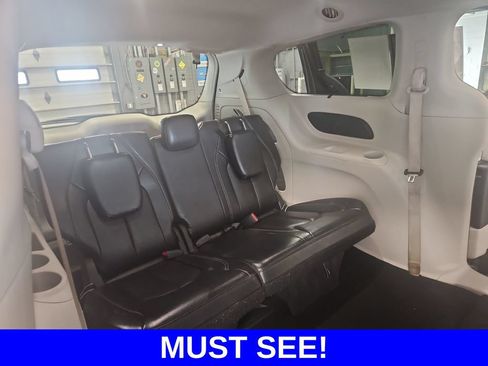 Used 2022 Chrysler Pacifica Touring-L FWD image 16