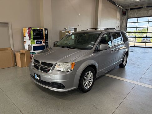 Used 2013 Dodge Grand Caravan SXT w/ Rear Park Assist Pkg FWD image 2