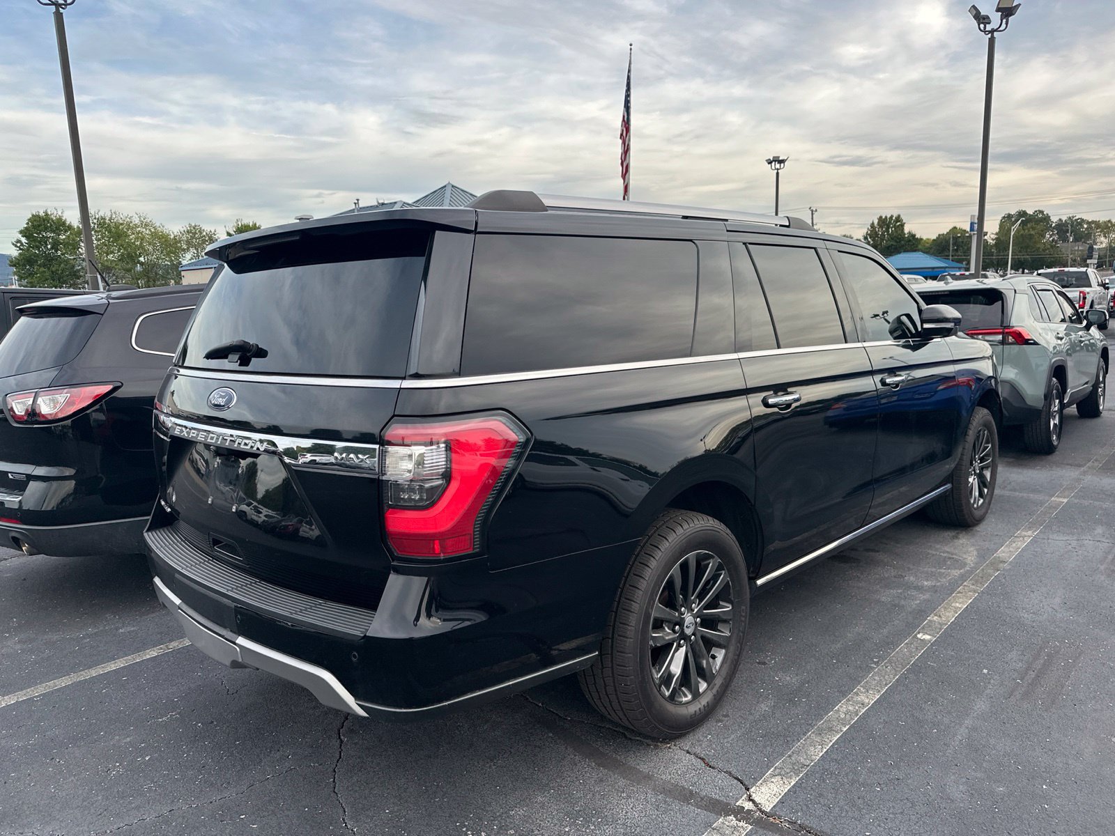 Used 2019 Ford Expedition Max Limited w/ Driver Assistance Package AWD/4WD image 3