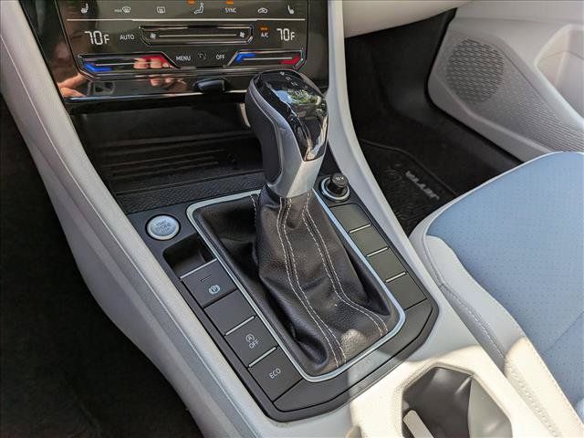 Certified 2025 Volkswagen Jetta SE w/ Sunroof Package FWD image 35